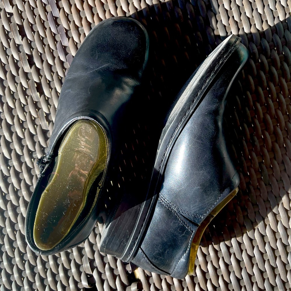 Clarks women’s size 6 ankle boots